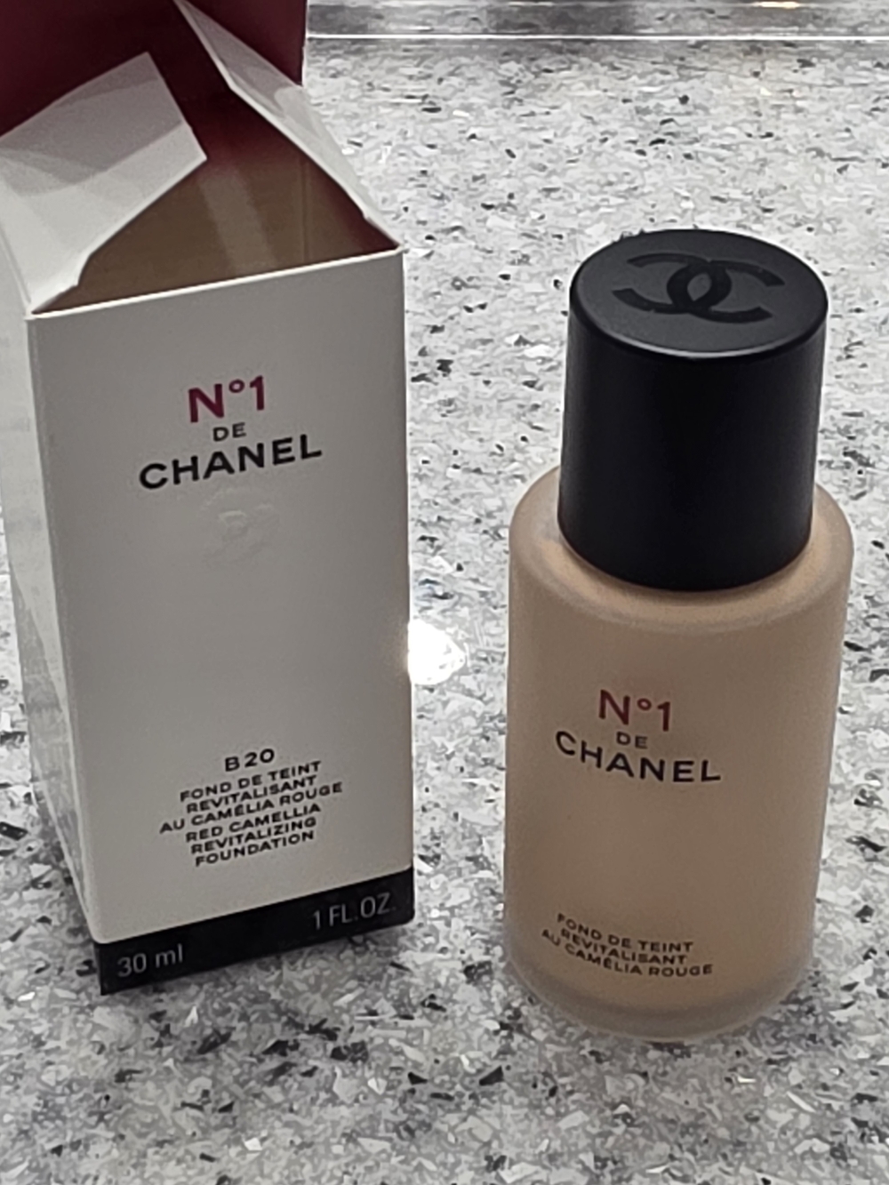 CHANEL N°1 De Teint Foundation – B20 Light-Medium (Neutral) - Picture 2 of 3